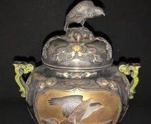 Японская ваза Коро (курительница) серебряная с цветной эмалью и золотым лаком, украшенная Сибаяма