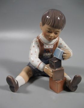 купить Фарфоровая статуэтка "Мальчик с кубиками". Dahl-Jensen.