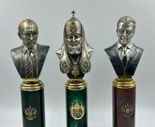 Серебряные бюсты Путин В.В., Медведев Д.А., Патриарх Кирилл на пьедесталах