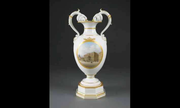 Белая фарфоровая ваза KPM, созданная Джулиусом Вильгельмом Мантелем, около 1860 г.
