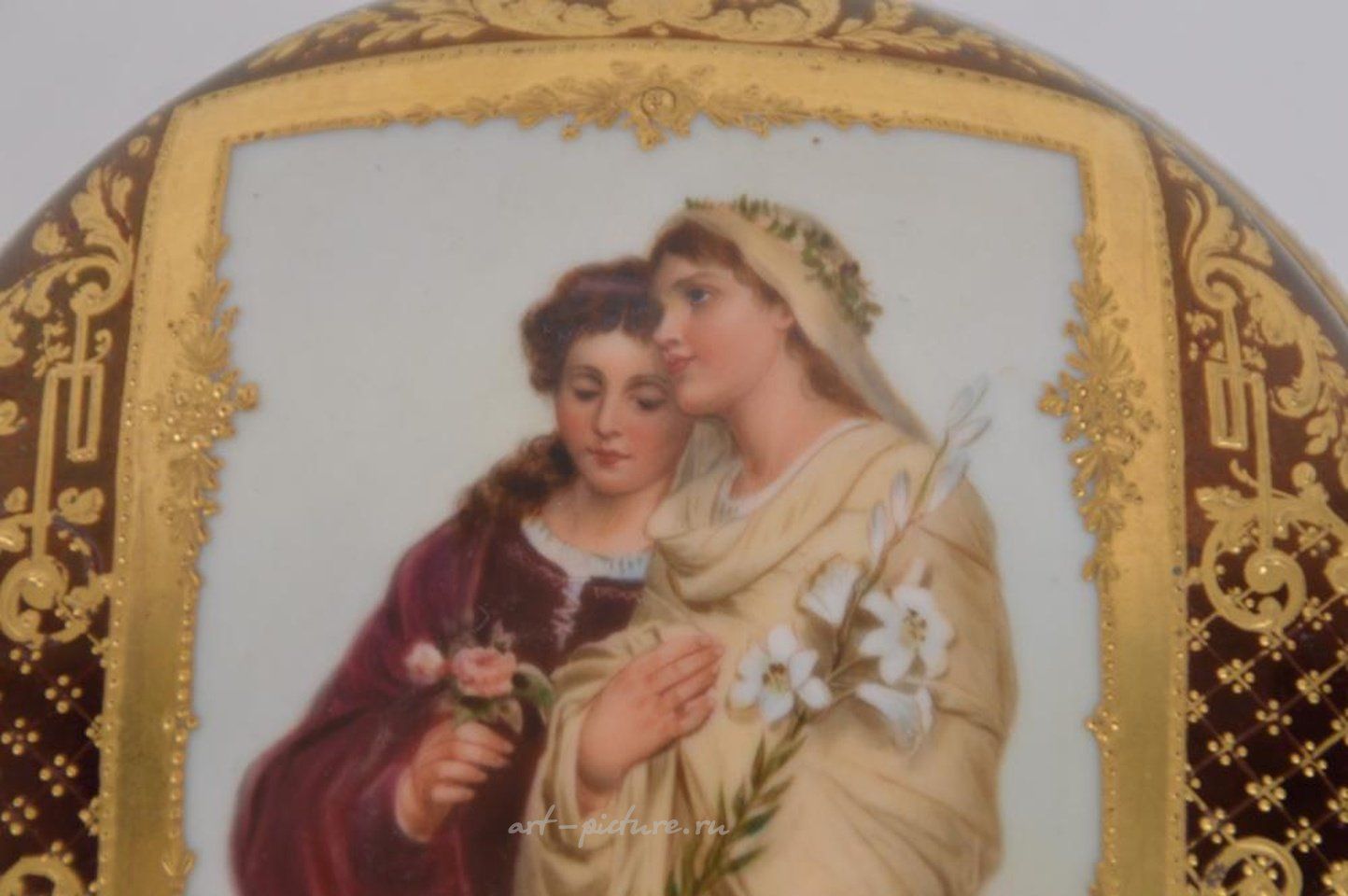 Royal Vienna , Королевская вена: фарфоровая шкатулка с изображением двух девственниц