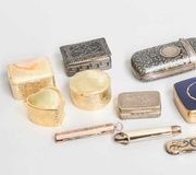 Набор разнообразных серебряных коробок, включающий две серебряные...