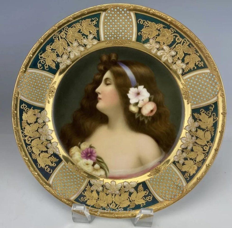 Royal Vienna , Фарфоровая тарелка от Royal Vienna с драгоценностями