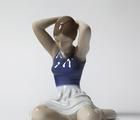 Статуэтка Девочка, поправляющая во…