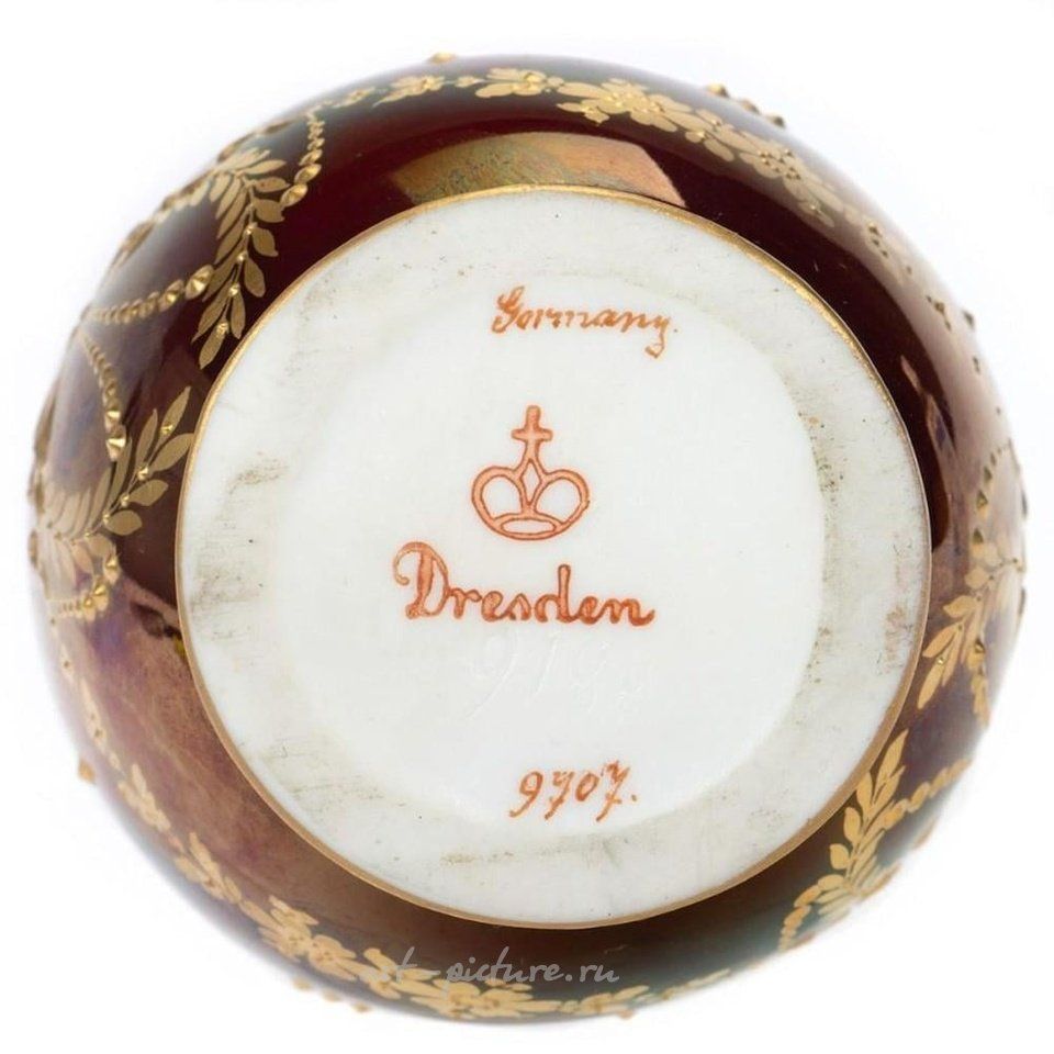 Royal Vienna , Фарфоровая ваза Decoro Tuscan в стиле 18-го века с позолоченными акцентами. Высота 19 см. Очень хорошее состояние.