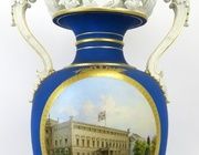 ВАЗА НА ОКТАГОНАЛЬНОМ ЦОКОЛЕ С РУЧКАМИ ИЗ БИСКВИТА. KPM БЕРЛИН. 1875 Г.