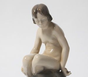 Девочка на камне. Дания, г. Копенгаген, Royal Copenhagen