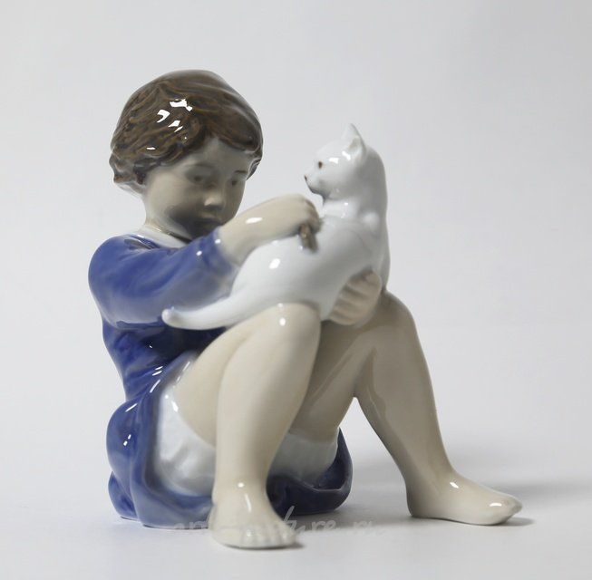 Девочка с кошкой. Дания, г. Копенгаген, Royal Copenhagen