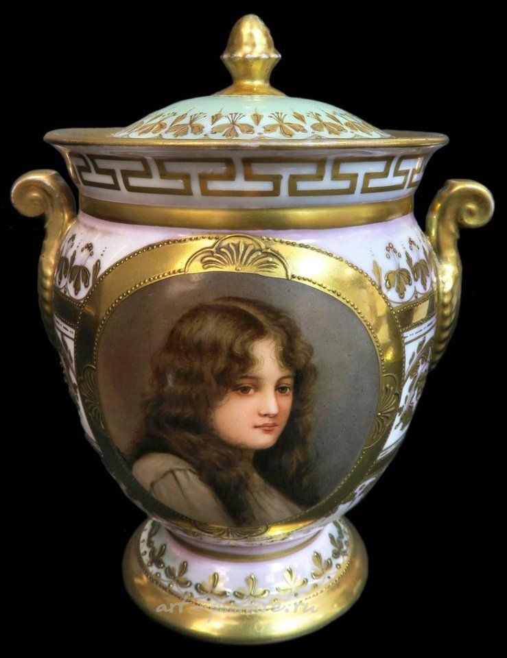 Royal Vienna , Фарфоровые вазы с иридесцентной живописью Вены XIX века