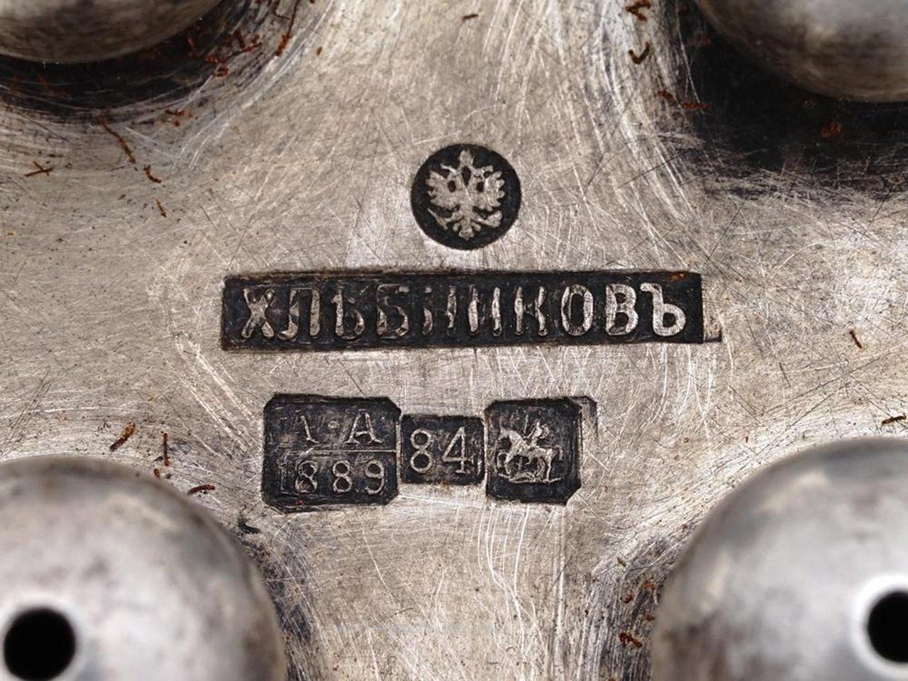 Русское серебро , Подсвечник из серебра с рельефным дизайном листьев дуба