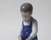 Мальчик с ведерком. Дания, г. Копенгаген, Bing & Grondahl