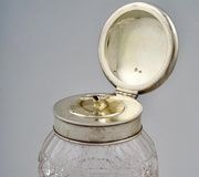 Фарфоровая чайная коробка с серебряными монтажами от Фаберже, русская