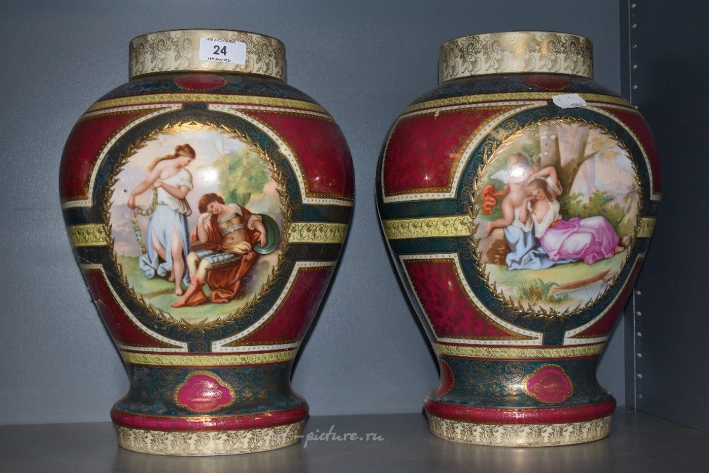 Royal Vienna , Фарфоровые урны в стиле Королевской Вены с виньетками и подписью Кауфманн