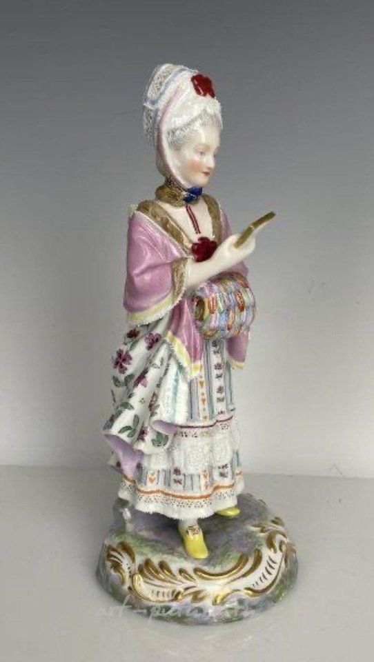 Royal Vienna , Фарфоровая фигурка "Королевский Венский фарфор XIX века" - оценка от 600 до 800 долларов.