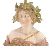 Бюст "Дева с цветочным венком" из Kоролевской Вены