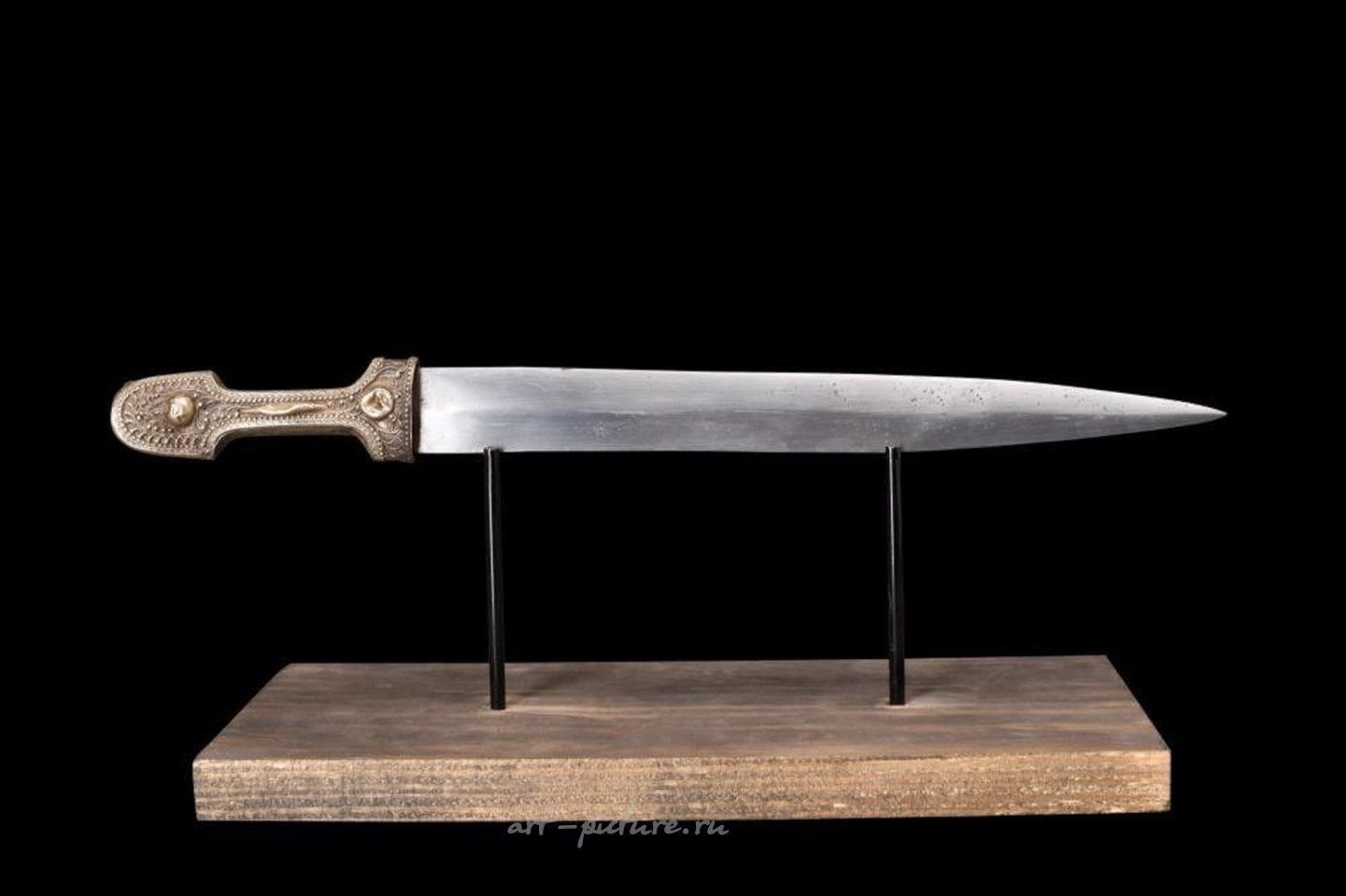 Русское серебро , Дагестанский (русский) стальной кинжал с серебряным филигранью на ножнах