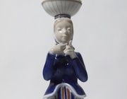 Женщина с корзиной яиц на голове. Дания, г. Копенгаген, Royal Copenhagen
