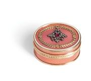 ЗОЛОТАЯ ТАБАЧНАЯ КОРОБКА ДВУХ ЦВЕТОВ, ЭМАЛЬ, БРИЛЛИАНТЫ И КАМНИ...