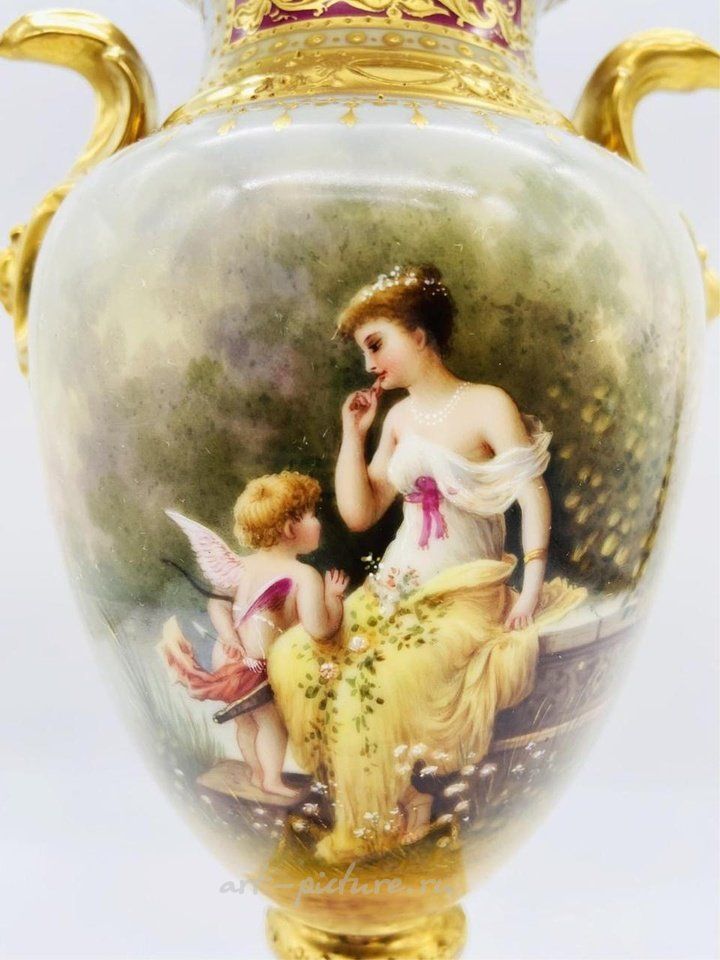 Royal Vienna , Ваза из фарфора 19 века с ручной росписью и золотыми узорами из Royal Vienna