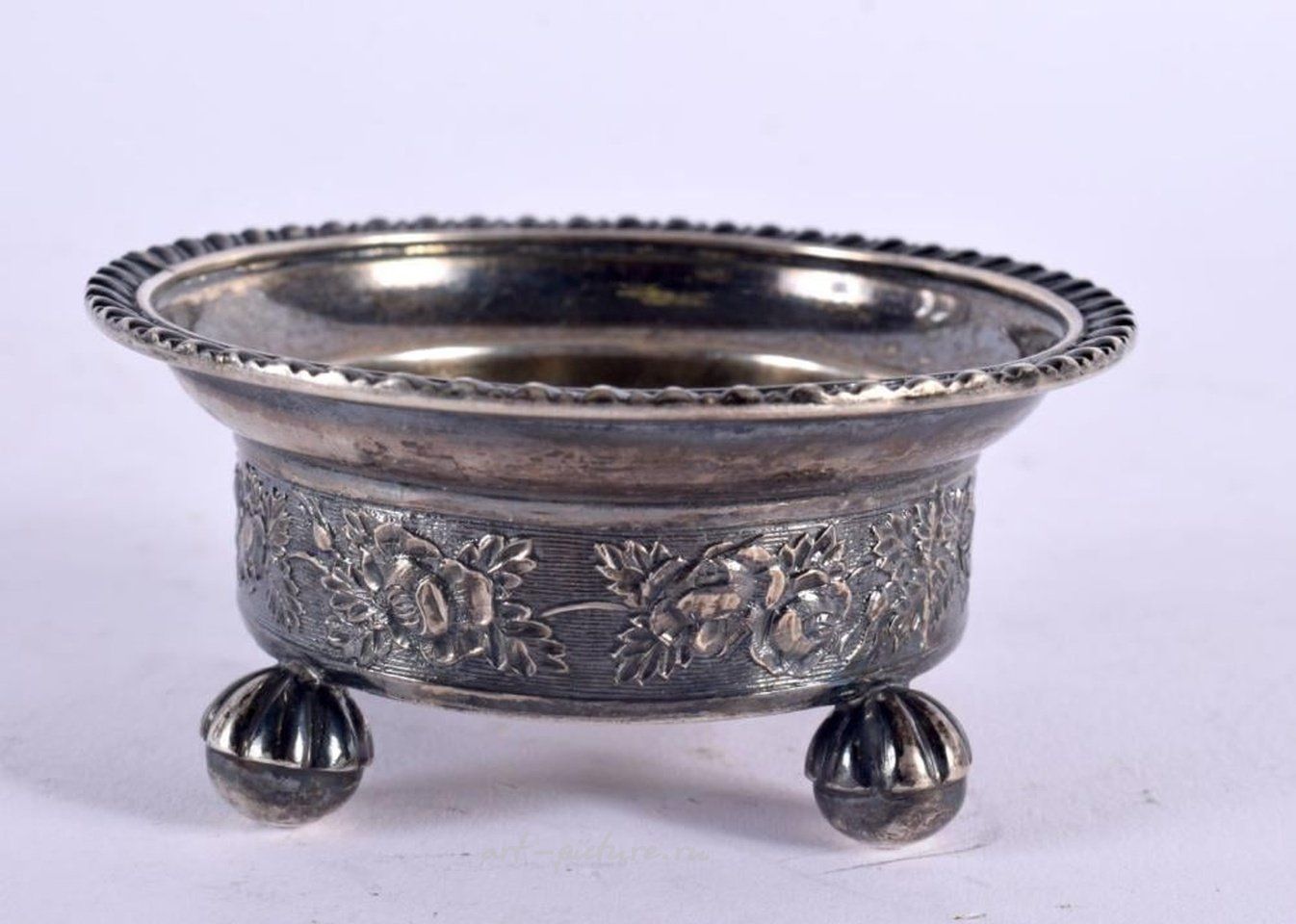 Русское серебро , Русская серебряная солонка XIX века. 84,5 грамма. Ширина 7,75 см...
