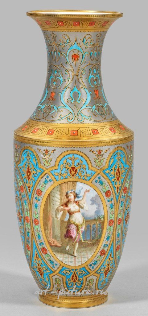 Великолепная ваза из фарфора, украшенная золотом и платиной, тонко расписанная изображением танцующей девушки на террасе.