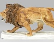 Рыкающий лев из тюрингского фарфора с незначительным восстановлением