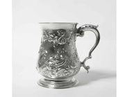 Серебряная кружка, богато декорированная флористическим узором. Англия,  Лондон, 1760 год.