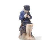 Мальчик, строгающий прутик. Дания, г. Копенгаген, Royal Copenhagen