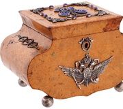 Русская серебряная эмалированная шкатулка с позолотой и драгоценными камнями