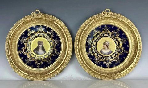 Royal Vienna, Фарфоровые тарелки в стиле королевской Вены, около 1900 года, в хорошем состоянии. Диаметр 10 дюймов. Оценка: $2,500-3,000.