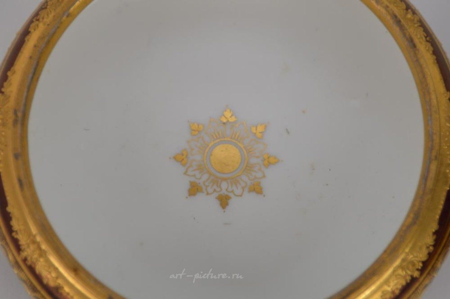 Royal Vienna , Королевская вена: фарфоровая шкатулка с изображением двух девственниц