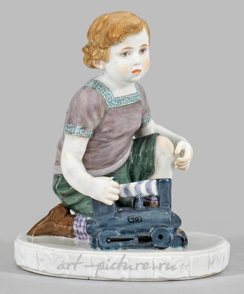 Искусство нового времени: фарфоровая фигурка ребенка с игрушечным паровозиком