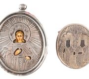 Два маленьких иконы, изображающие Иверскую Богородицу и Христа...