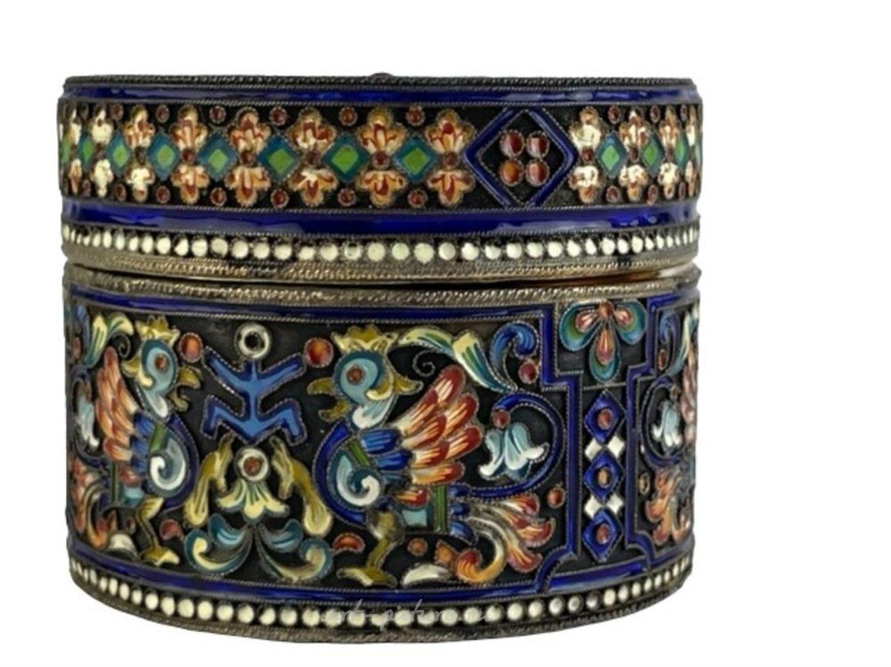 Русское серебро , Антикварная русская серебряная коробка с эмалью в форме круга.