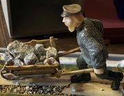 Авторская скульптура из камня «Горнорабочий», уральская школа объемной мозаики