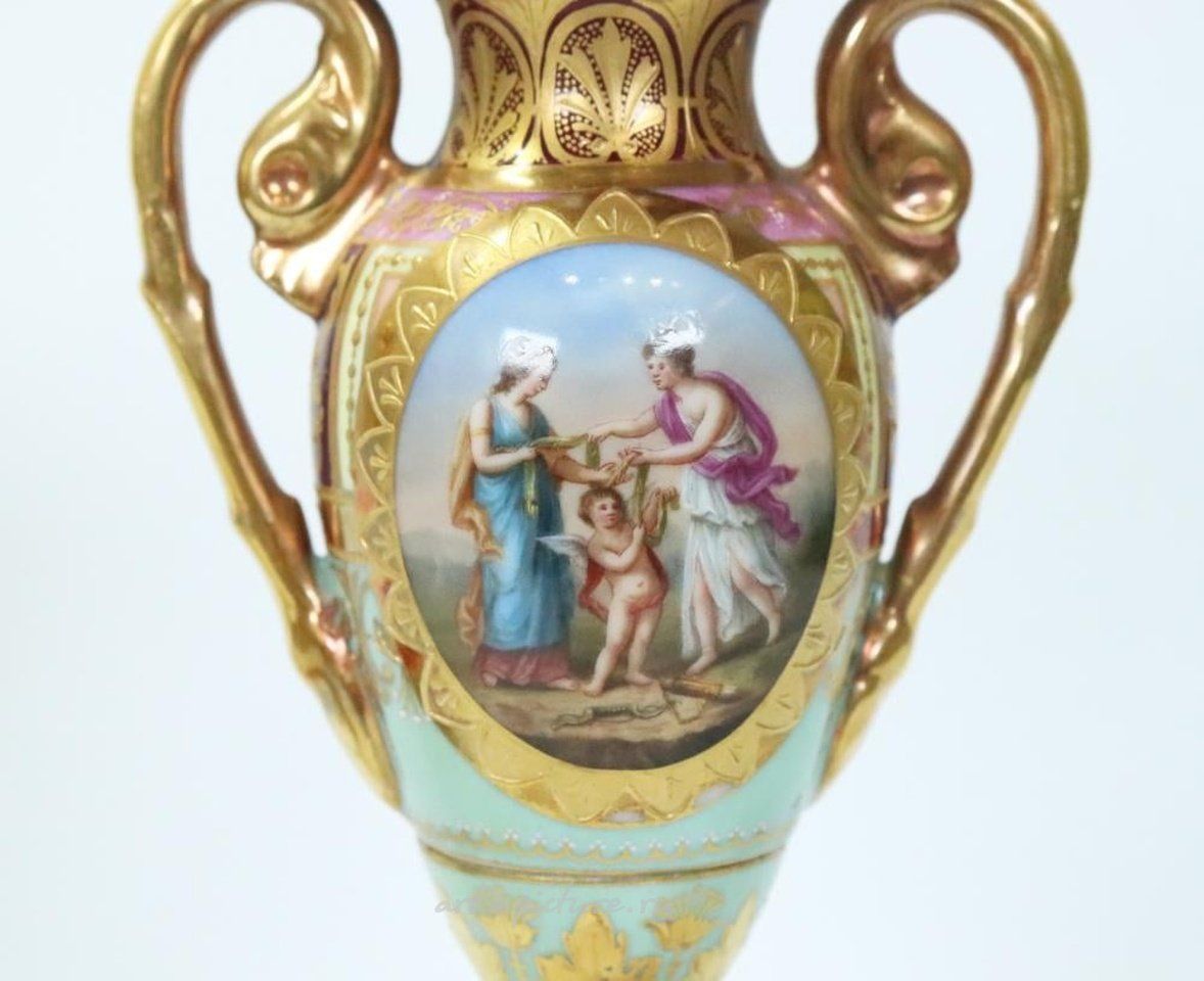 Royal Vienna , Пара небольших ваз на подставках австрийского фарфора "Royal Vienna",