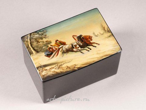 Русское серебро, Изготовленная из папье-маше и лакированная шкатулка с тройкой.