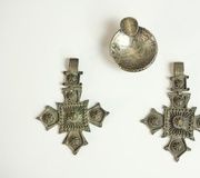 Два серебряных позолоченных креста из проволочной филиграни вместе с...