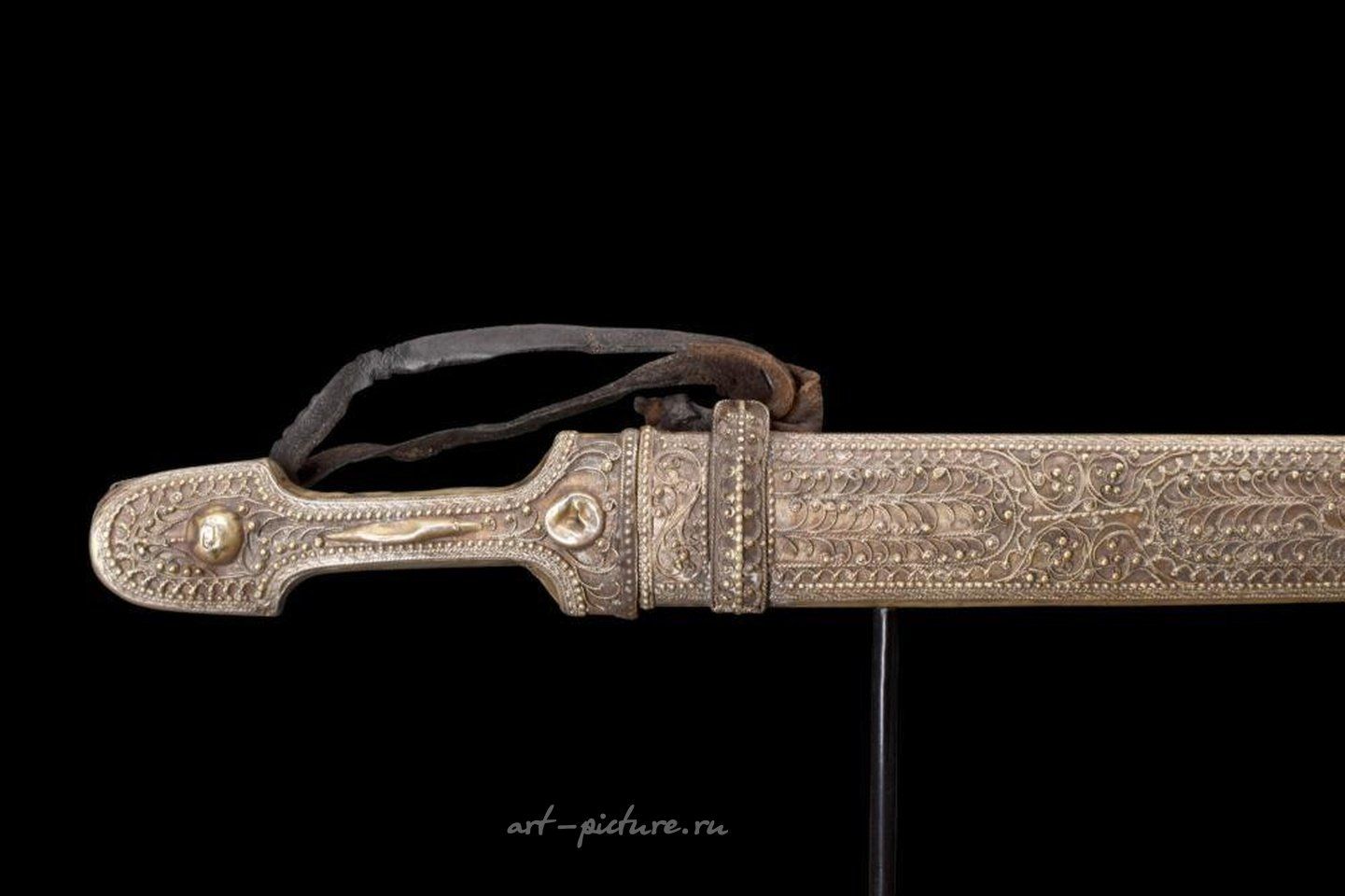 Русское серебро , Дагестанский (русский) стальной кинжал с серебряным филигранью на ножнах