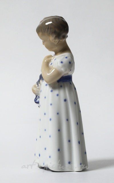Девочка с куклой. Дания, г. Копенгаген, Royal Copenhagen