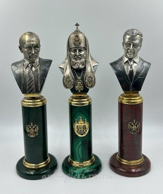 Серебряные бюсты Путин В.В., Медведев Д.А., Патриарх Кирилл на пьедесталах