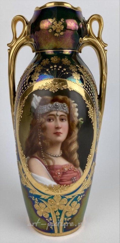 Royal Vienna , Фарфоровая ваза Роял Вена, около 1900 года, в хорошем состоянии, оценка $1.000-1.200.