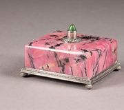 Золотая подвеска с яйцом из полудрагоценного камня