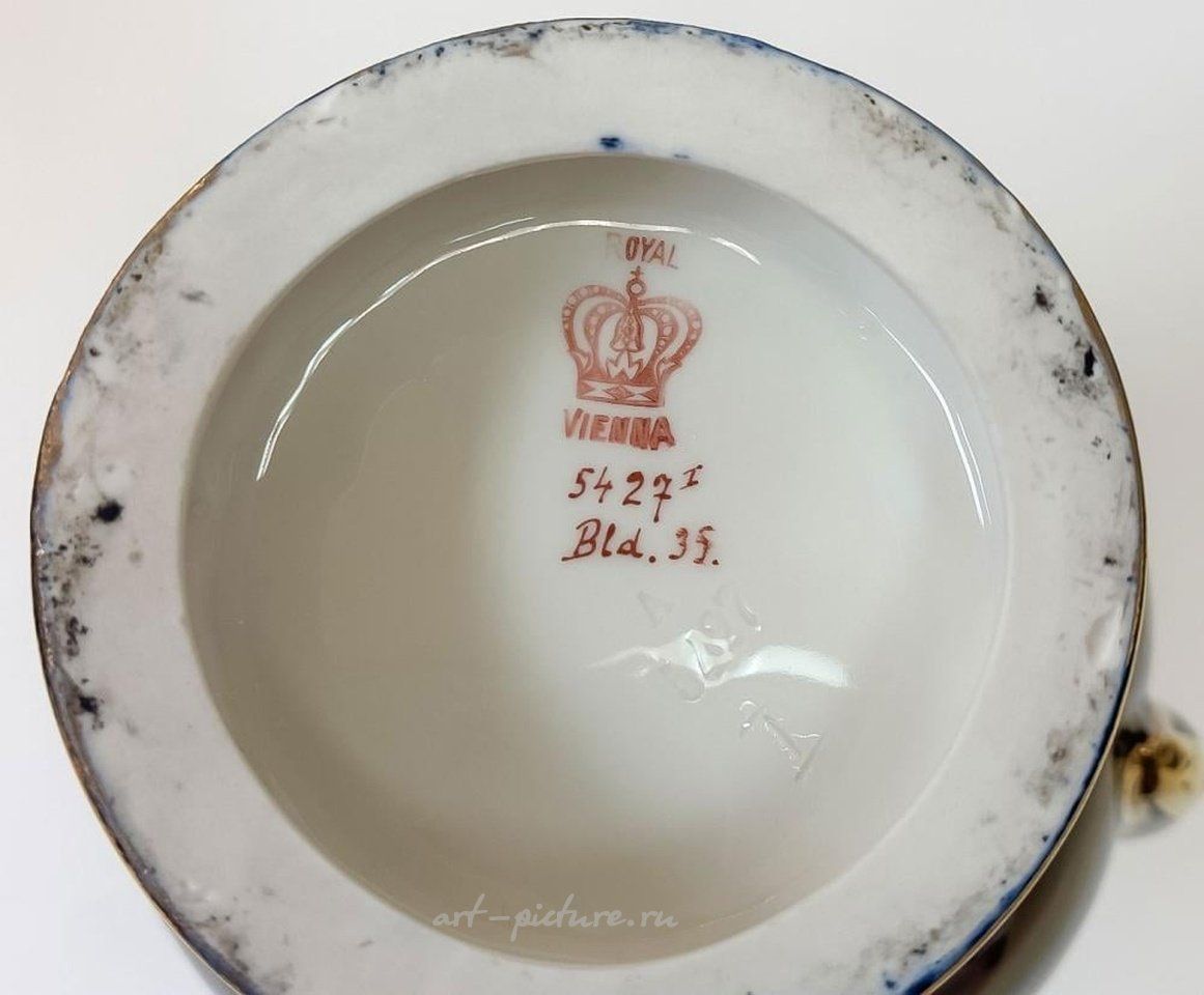 Royal Vienna , Фарфоровая группа с кобальтовым и золотым декором: ваза "Королевская Вена" и две вазы с золотым декором, а также изысканные чашки и блюдца от KPM.