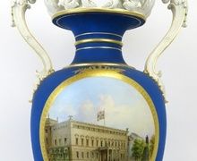 ВАЗА НА ОКТАГОНАЛЬНОМ ЦОКОЛЕ С РУЧКАМИ ИЗ БИСКВИТА. KPM БЕРЛИН. 1875 Г.