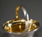 Овальная русская сахарная корзинка с гравированным цветочным фризом и фо...