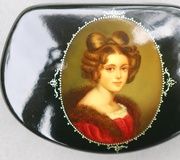 Русская художница Наталья Пушкина-Гончарова, роспись миниатюр на лакированной поверхности...
