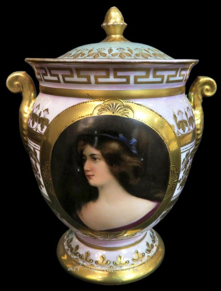 Royal Vienna , Фарфоровые вазы с иридесцентной живописью Вены XIX века