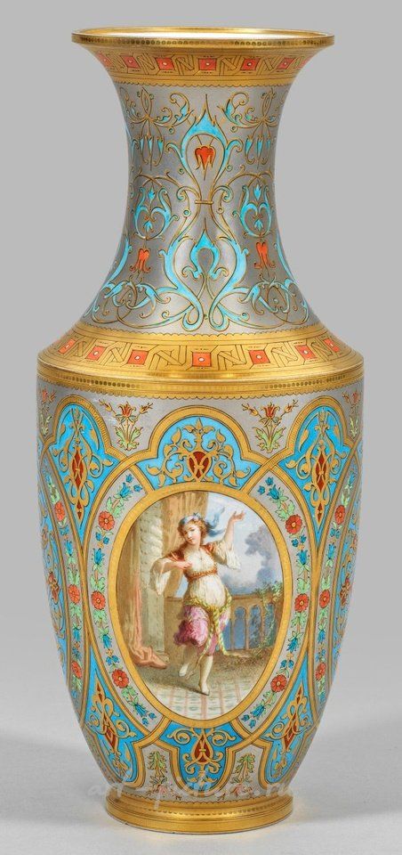 Великолепная ваза из фарфора, украшенная золотом и платиной, тонко расписанная изображением танцующей девушки на террасе.