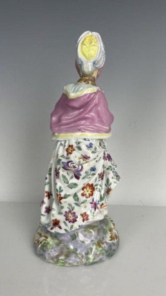 Royal Vienna , Фарфоровая фигурка "Королевский Венский фарфор XIX века" - оценка от 600 до 800 долларов.